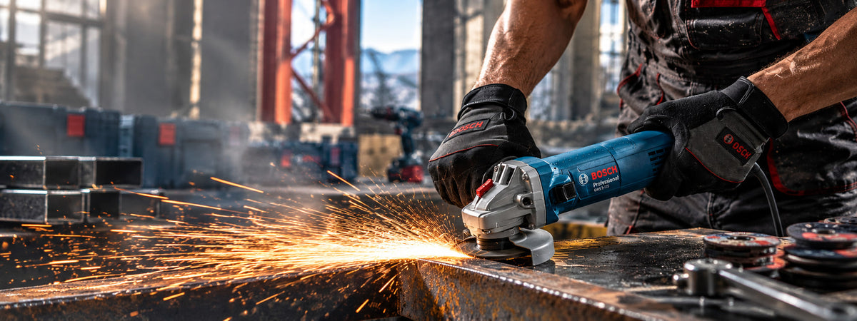 Bosch GWS 9-115 taşlama makinesiyle metal kesen usta, doğal atölye görseli